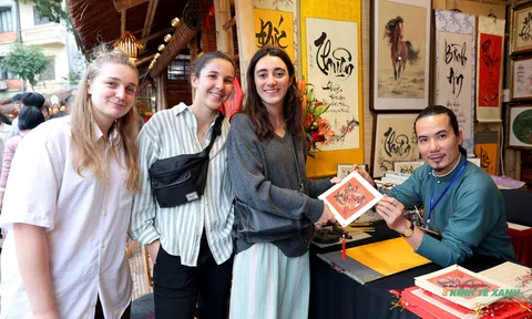 Đầu xuân nô nức xin chữ cầu may