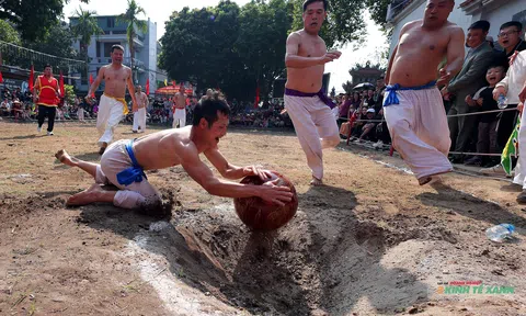 Rộn ràng hội vật cầu truyền thống làng Thúy Lĩnh