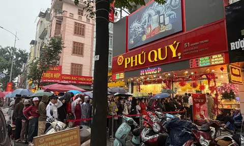 Nhộn nhịp người đi mua vàng bạc ngày vía Thần Tài