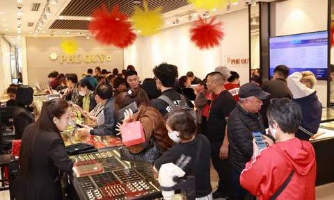 Người mua đổi “khẩu vị” ngày vía Thần Tài: Xếp hàng mua bạc đông không kém vàng