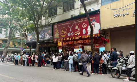 Giá vàng tiếp tục hạ, người mua xếp hàng dài