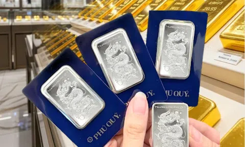 Giá vàng giảm thêm 2,5 triệu đồng/lượng, bạc vẫn lao dốc