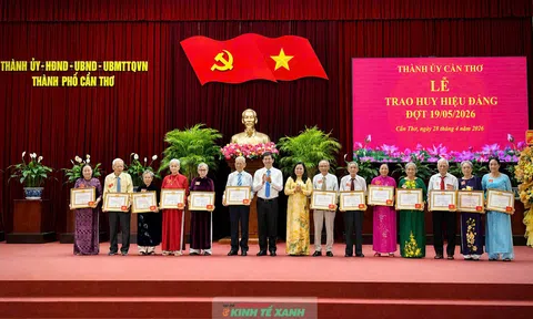 Kỷ niệm 30/4, 1/5 và ngày sinh Chủ tịch Hồ Chí Minh: Cần Thơ phát huy truyền thống, vững bước đi lên