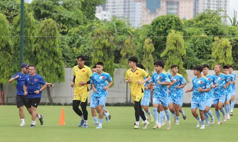 Các cầu thủ U19 Việt Nam tập buổi đầu tiên, tiến hành các bài kiểm tra thể lực