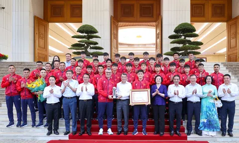 Thủ tướng Chính phủ Lê Minh Hưng trao tặng Bằng khen cho đội tuyển U17 Việt Nam