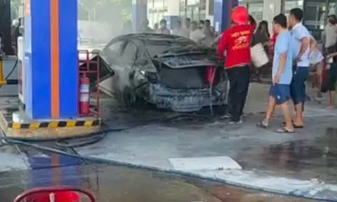 Đà Nẵng: Xe ô tô bốc cháy tại cây xăng, 2 người thương vong