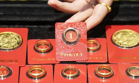 Giá vàng “thủng” mốc 4.000 USD/ounce ngày cuối tháng