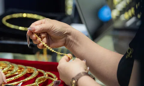 “Vàng có thể dần tạo đáy nhưng khó tăng mạnh ngay trong nửa cuối năm”