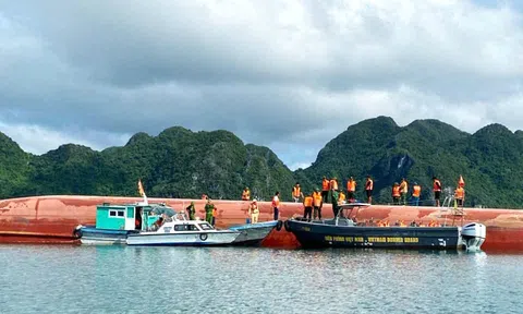 Quảng Ninh: Khẩn trương cứu nạn vụ lật tàu tại khu vực biển Bản Sen