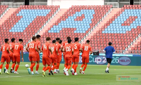 Đội tuyển Việt Nam tập làm quen sân Rajamangala, sẵn sàng đối đầu chủ nhà Thái Lan
