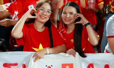 Thầy trò HLV Kim Sang Sik ăn mừng và tri ân cổ động viên Việt Nam trên sân Rajamangala