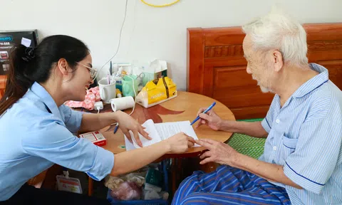 ​Phường Phạm Sư Mạnh (Hải Phòng): Sáng tạo mô hình lưu động hỗ trợ người dân chứng thực ủy quyền nhận lương hưu