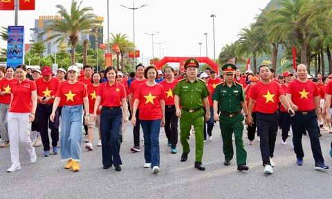 Quảng Ninh: Hàng chục nghìn người xuống đường tham gia chương trình "Cùng Việt Nam tiến bước"