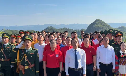 Lá cờ Tổ quốc tung bay giữa trời Lũng Cú trong ngày 2/9