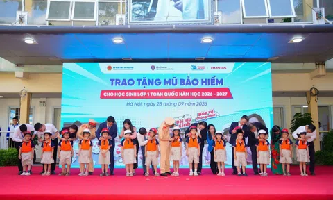 Honda Việt Nam trao tặng 1,8 triệu mũ bảo hiểm cho học sinh lớp Một