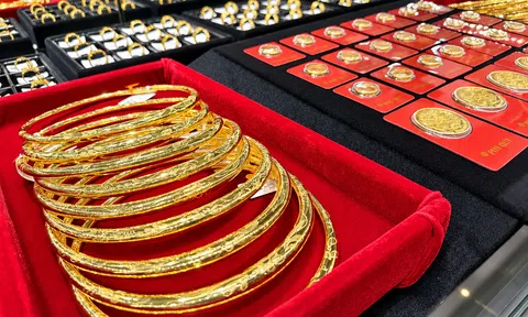 Giá vàng đứng trước lực đỡ kép từ USD suy yếu và nhu cầu trú ẩn