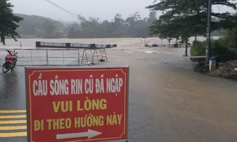 Quảng Ngãi: Mưa lớn gây ngập, chia cắt nhiều khu dân cư