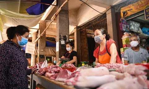 Giá lợn hơi giảm mạnh, thịt tại chợ vẫn ở mức cao