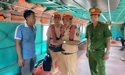 Vĩnh Long: Siết chặt kiểm tra an toàn giao thông đường thủy trong mùa mưa bão