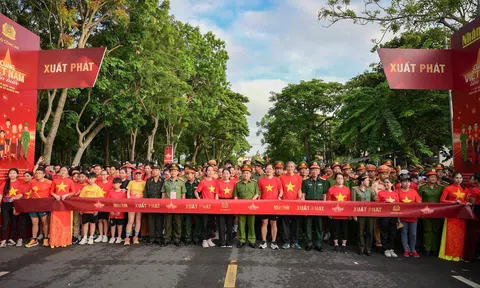 Cần Thơ rực đỏ với hơn 6.000 người tham gia chương trình “Cùng Việt Nam Tiến Bước”