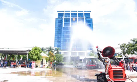 Robot cứu hỏa trình diễn kỹ năng phòng cháy chữa cháy và cứu nạn cứu hộ