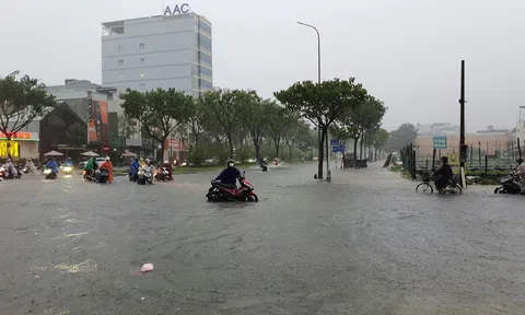 Đường phố Đà Nẵng thành “bể bơi giao thông” do mưa lớn kéo dài