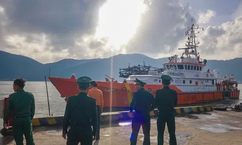 Tàu SAR 412 cứu hộ thành công 39 thuyền viên gặp nạn trên biển