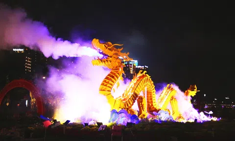 Linh vật rồng Đà Nẵng gây sốt với hiệu ứng “phun nước, phun lửa”