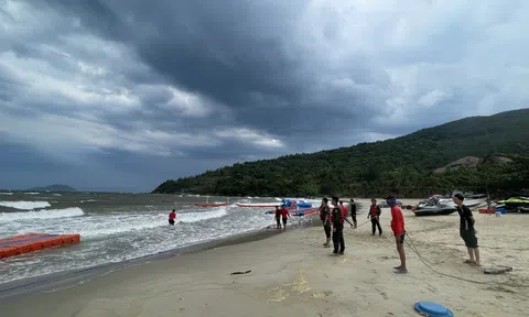 Kịp thời ứng cứu tàu cá mắc cạn tại bãi biển Tiên Sa