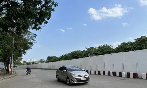 Buộc nhà thầu thi công tháo dỡ hàng rào bê tông trên đường vành đai 2,5 tại Hà Nội