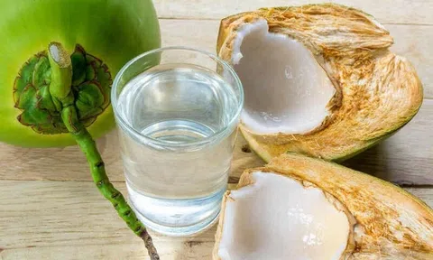 Uống nước dừa hàng ngày có công dụng gì?