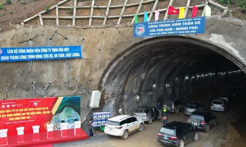 Thông xe hầm Thần Vũ xuyên núi trên tuyến cao tốc Bắc - Nam