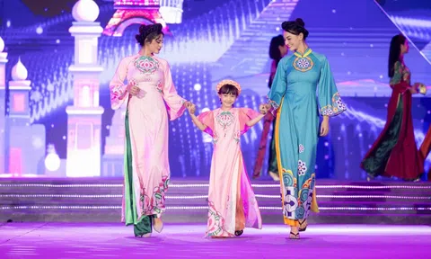 Con gái Hồng Quế tự tin trình diễn áo dài trên sân khấu lớn