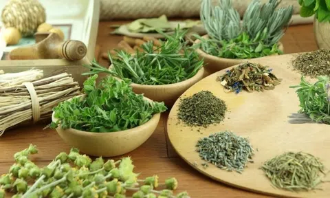 Mẹo giảm đau đầu bằng các loại thảo mộc phổ biến