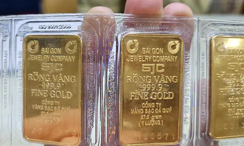 Giá vàng SJC vượt 121 triệu đồng/lượng