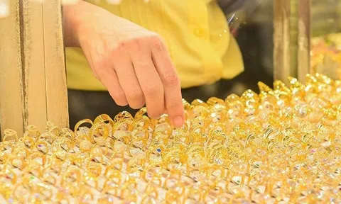 Giá vàng SJC tăng vọt lên 120,5 triệu đồng/lượng, chênh lệch với thế giới gần 12 triệu