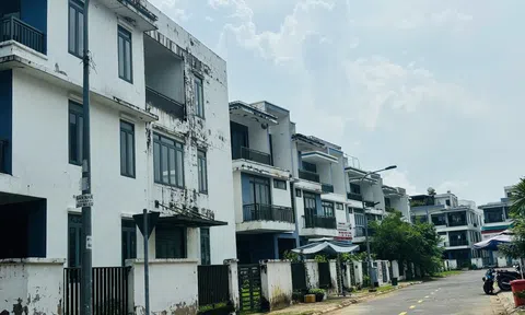 Những căn nhà giá hàng chục tỷ đồng mỗi căn “phơi nắng mưa” nhiều năm, giá vẫn tăng đều