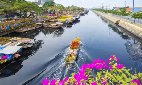 Mua hoa ế cho tiểu thương chiều 30 tết, cả người bán lẫn người mua nức lòng