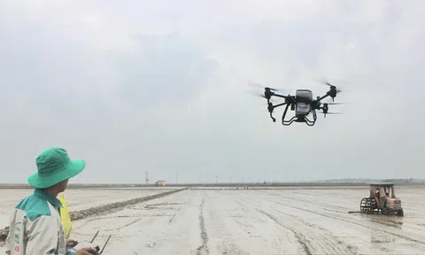 Chuyển động nông nghiệp xanh, lần đầu tiên Quảng Bình sử dụng máy bay sạ lúa, bón phân