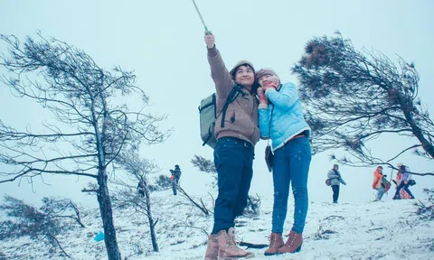 Lạnh thấu xương, dòng người vẫn chen chân 'săn tuyết' trên đỉnh Mẫu Sơn