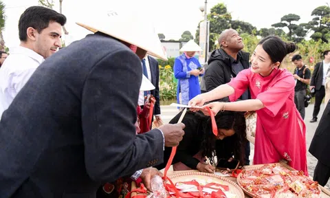 Khách quốc tế ngỡ ngàng khi tham dự ‘Ngày tìm hiểu Việt Nam 2024’ dịp giáp Tết