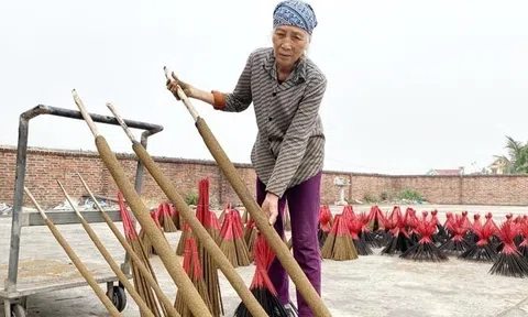 Về làng hương xứ Đông tìm hiểu bí quyết làm hương khổng lồ, siêu thơm trong dịp Tết