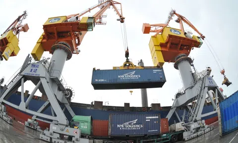 Xuất siêu với mức thặng dư cao kỷ lục sẽ tạo nền móng tăng trưởng kinh tế 2024