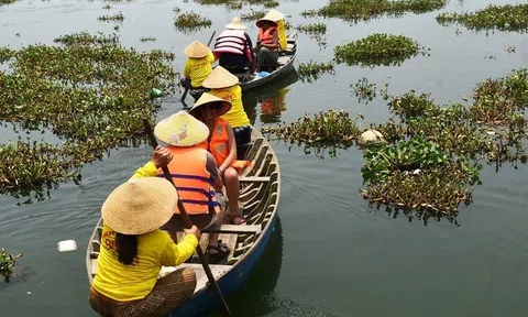 Nông dân làm giàu từ việc đưa khách đi thăm vườn, thả lưới