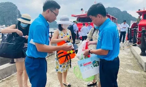 Tour nhặt rác và hành trình để Cô Tô không có rác thải nhựa