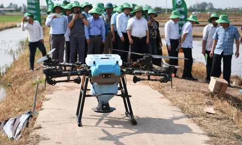 Vận hành máy bay canh tác trên cánh đồng công nghệ thông minh tại Bắc Ninh