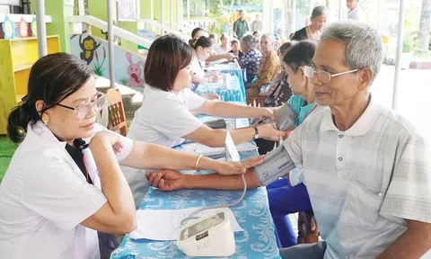 Bảo đảm đời sống cho người cao tuổi để làm sao 'bụng thì phải no, ốm đau có người chăm sóc'