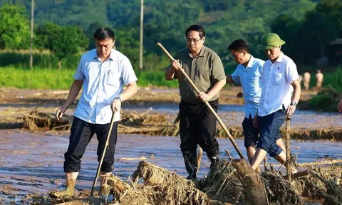 Thủ tướng trực tiếp lội xuống đầm lầy, chỉ đạo tìm kiếm nạn nhân và hỗ trợ người dân tại Làng Nủ