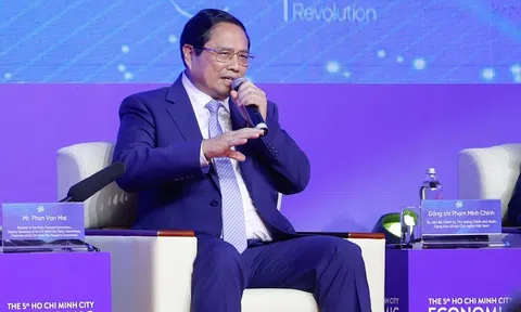 Thủ tướng đối thoại chính sách về chuyển đổi công nghiệp, phát triển xanh, bền vững