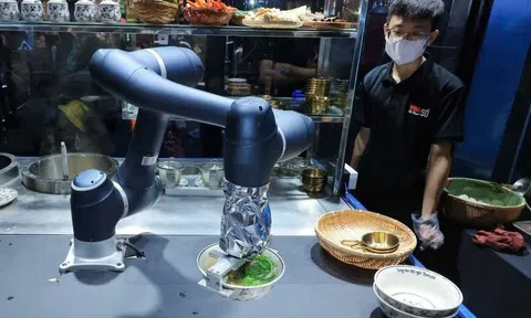 Lần đầu tiên du khách thưởng thức phở do robot phục vụ tại Lễ hội văn hóa ẩm thực Hà Nội năm 2024